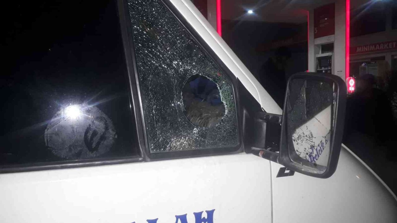 Öfkeli kadın telefonda tartıştığı adamın minibüsünü kaldırım taşlarıyla parçaladı