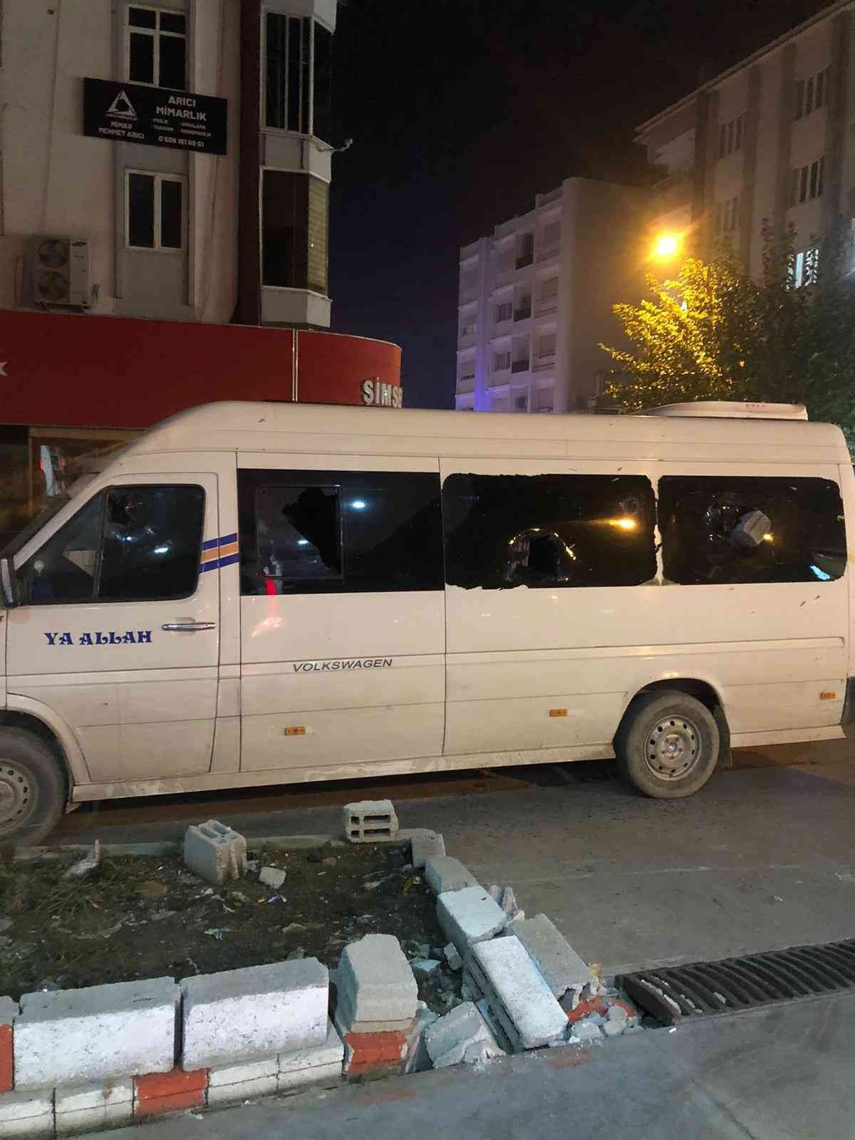 Öfkeli kadın telefonda tartıştığı adamın minibüsünü kaldırım taşlarıyla parçaladı