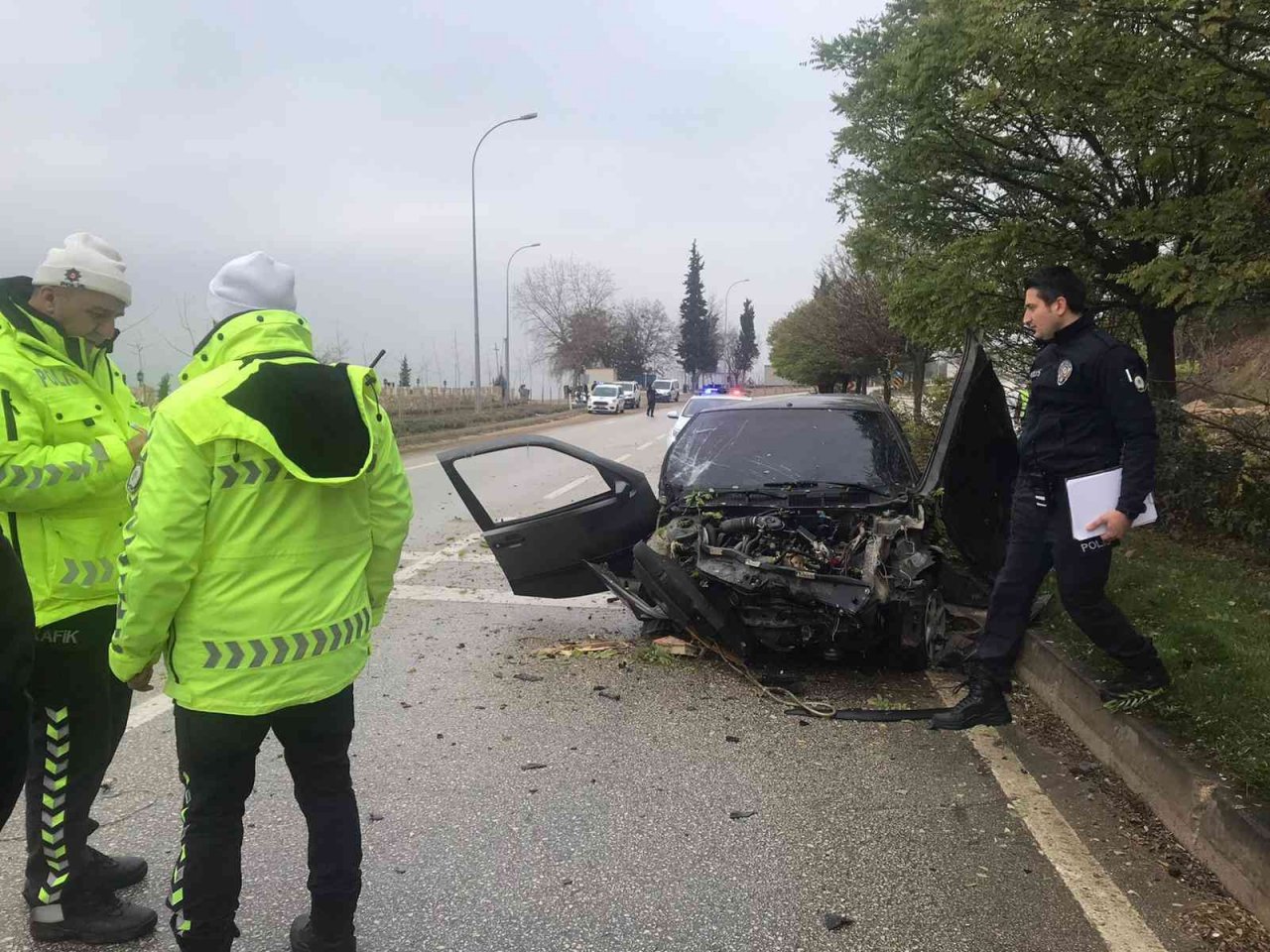 Bilecik’te otomobil refüje çıktı: 1’i ağır 2 yaralı