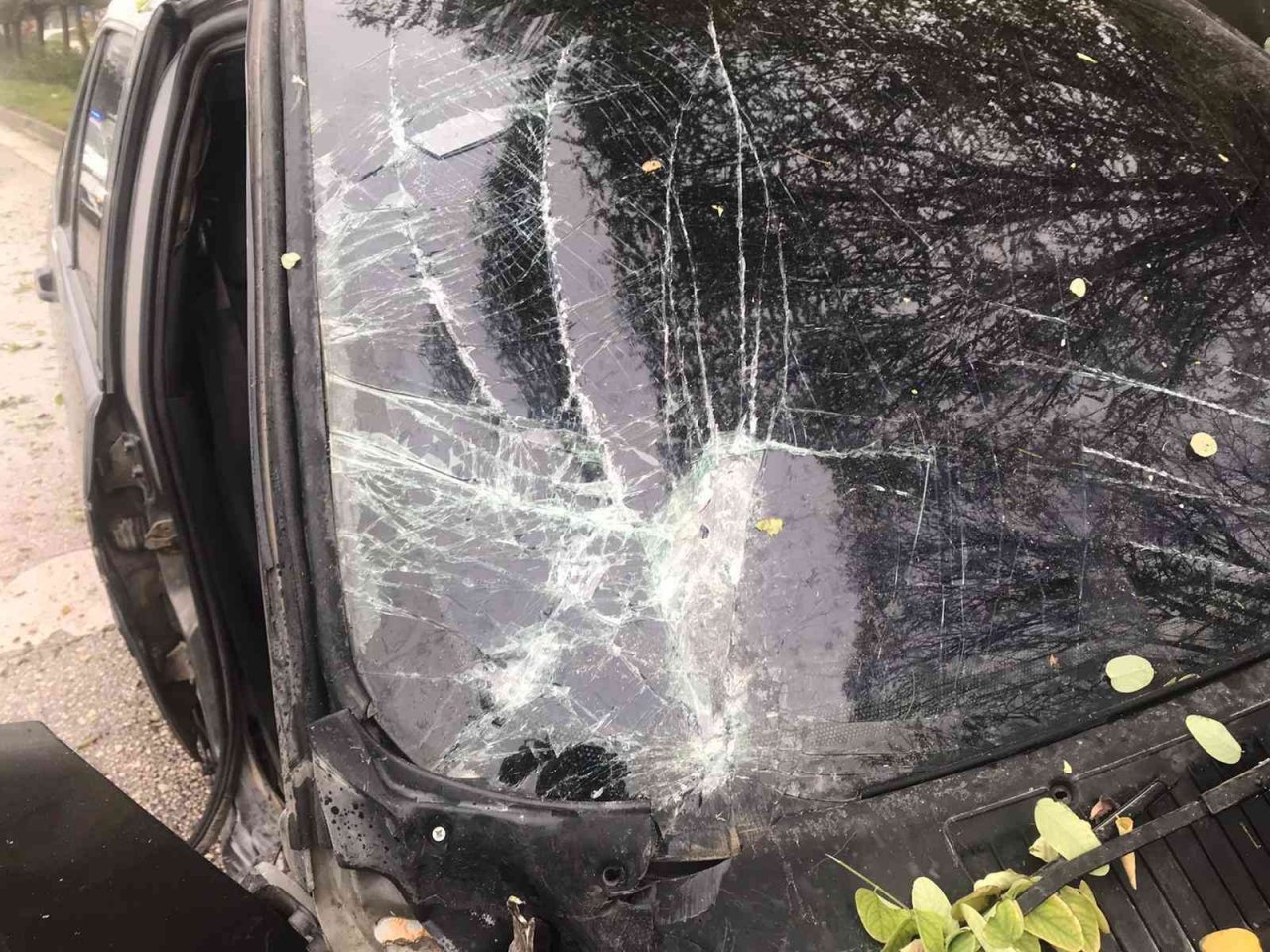 Bilecik’te otomobil refüje çıktı: 1’i ağır 2 yaralı