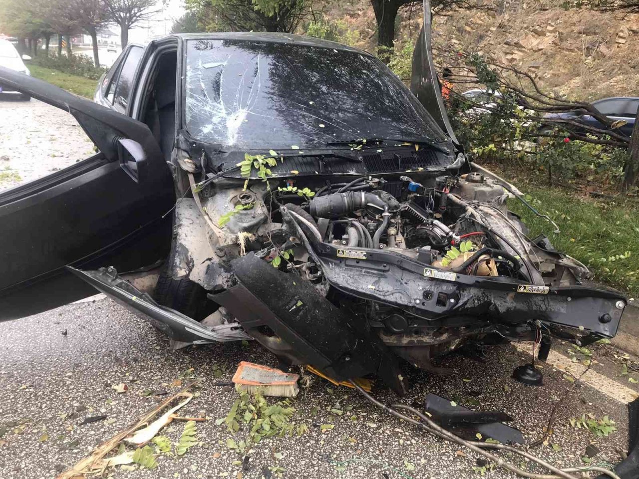 Bilecik’te otomobil refüje çıktı: 1’i ağır 2 yaralı