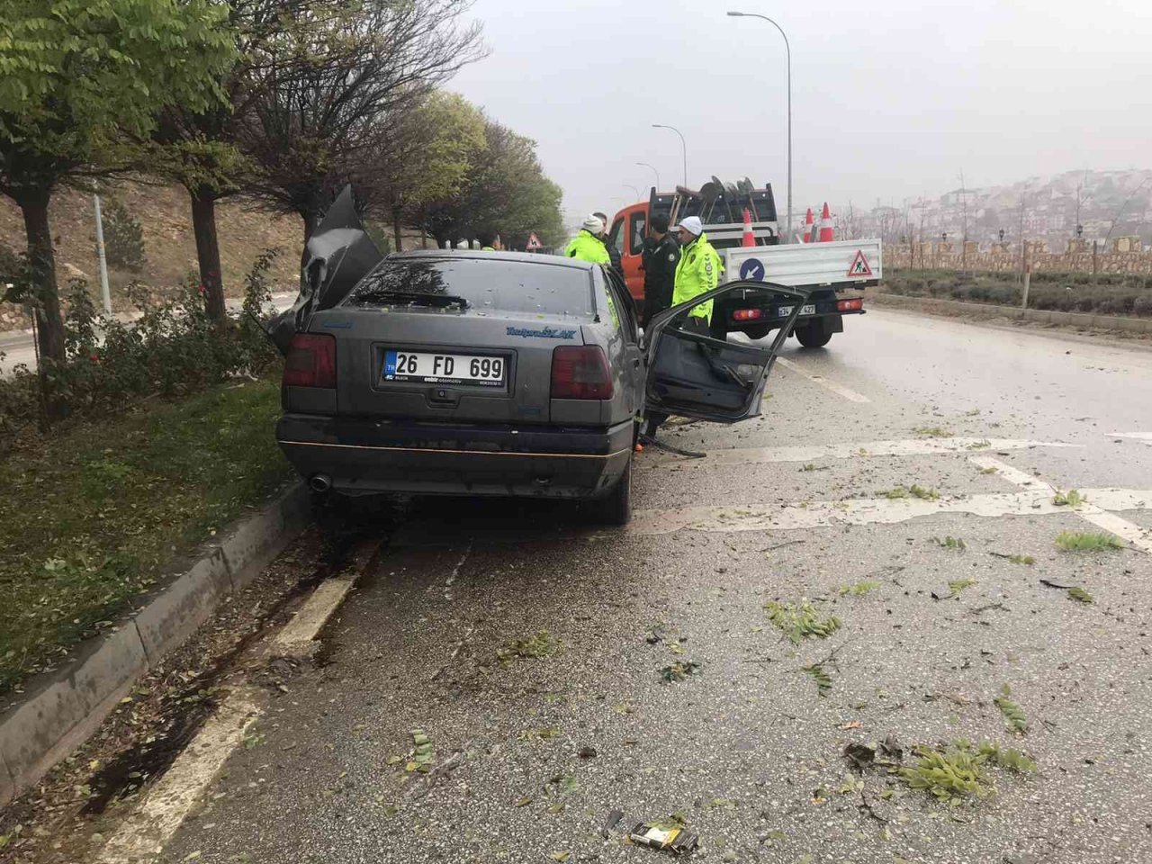 Bilecik’te otomobil refüje çıktı: 1’i ağır 2 yaralı