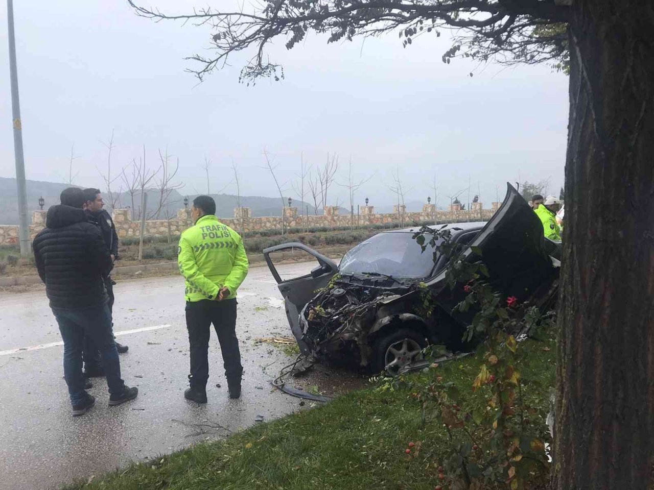 Bilecik’te otomobil refüje çıktı: 1’i ağır 2 yaralı