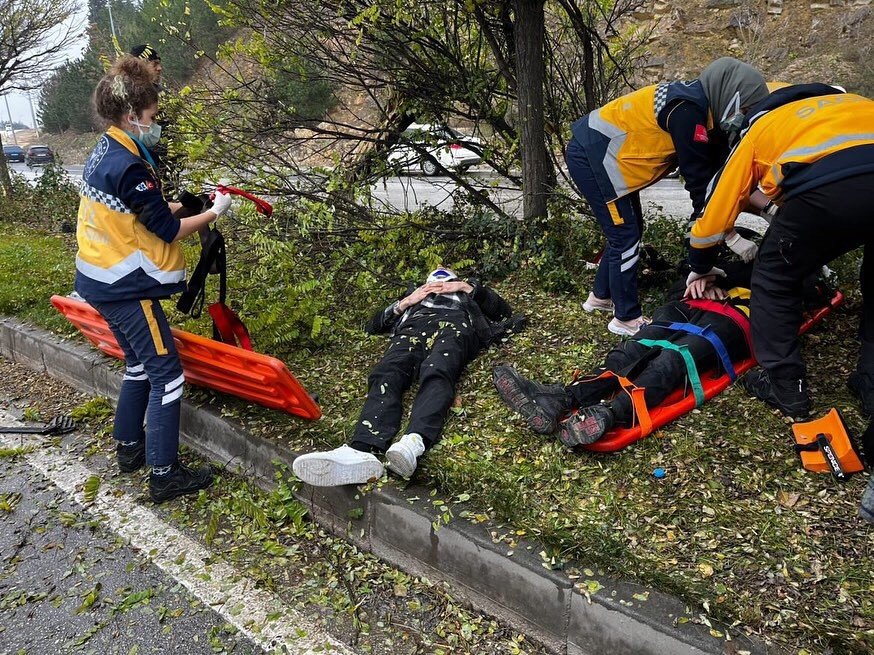 Bilecik’te otomobil refüje çıktı: 1’i ağır 2 yaralı