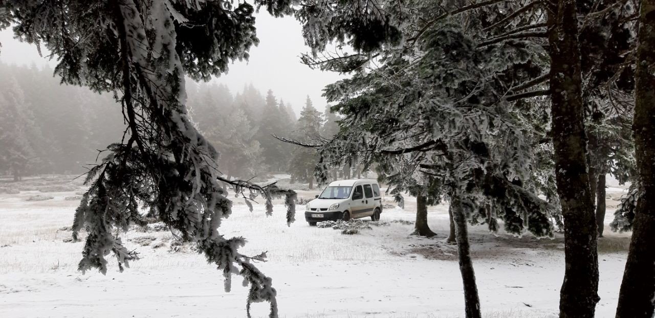Abant Tabiat Parkı’nda kar yağışı başladı