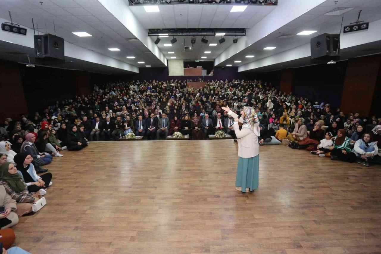 Yazar Merve Gülcemal Caniklilerle konferansta buluştu