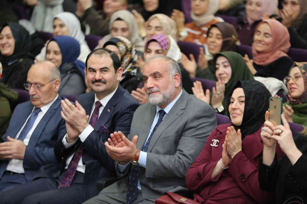 Yazar Merve Gülcemal Caniklilerle konferansta buluştu