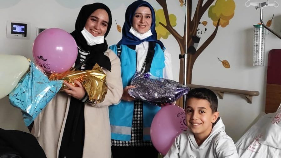 Üniversiteli gençlerden gönülleri ısıtan hareket