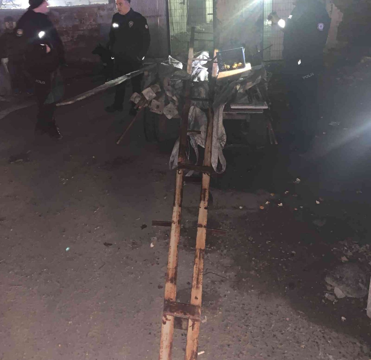 Elektrik direğini çaldılar, polise yakalanacaklarını anlayınca atla kaçtılar