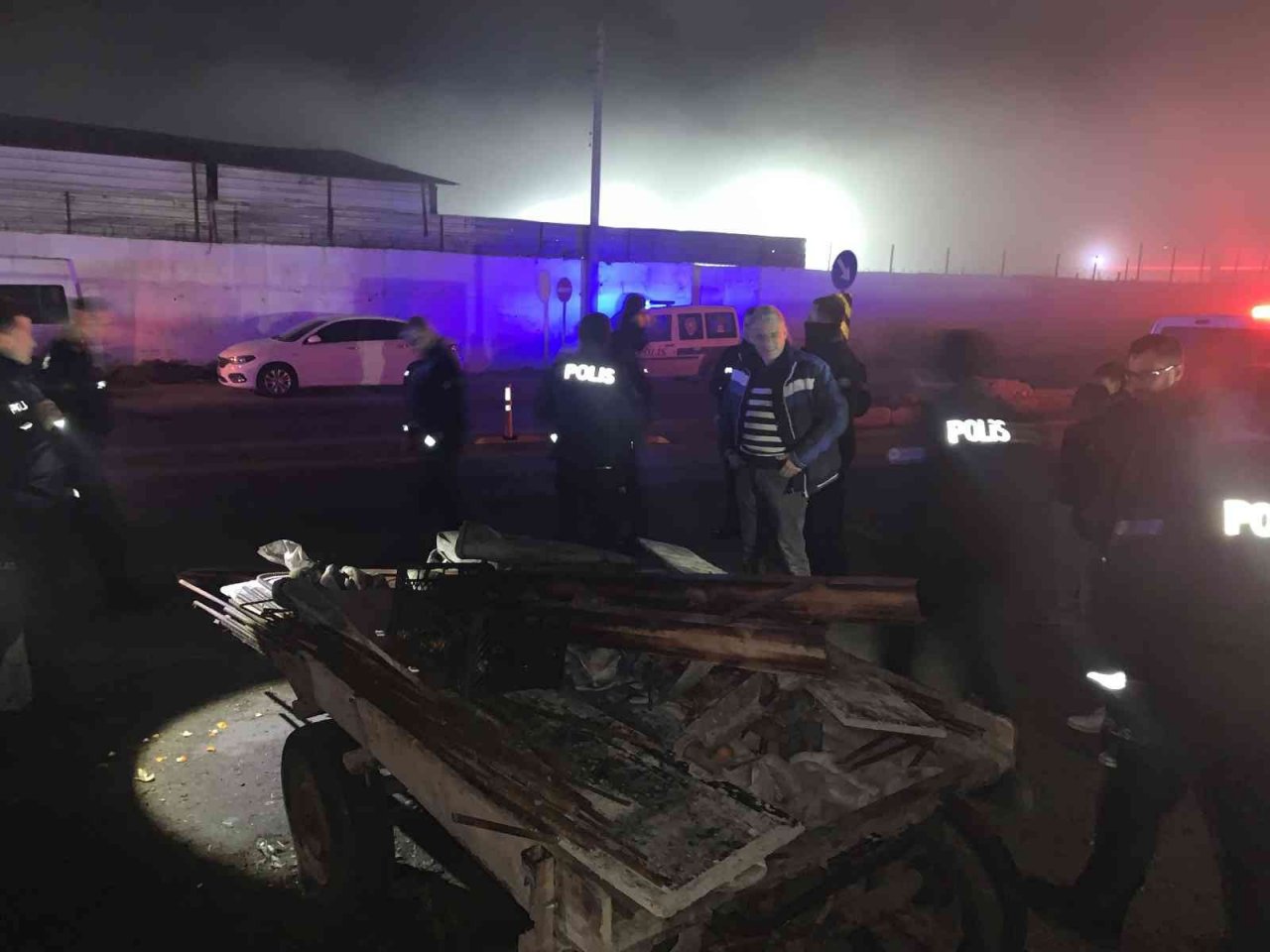 Elektrik direğini çaldılar, polise yakalanacaklarını anlayınca atla kaçtılar