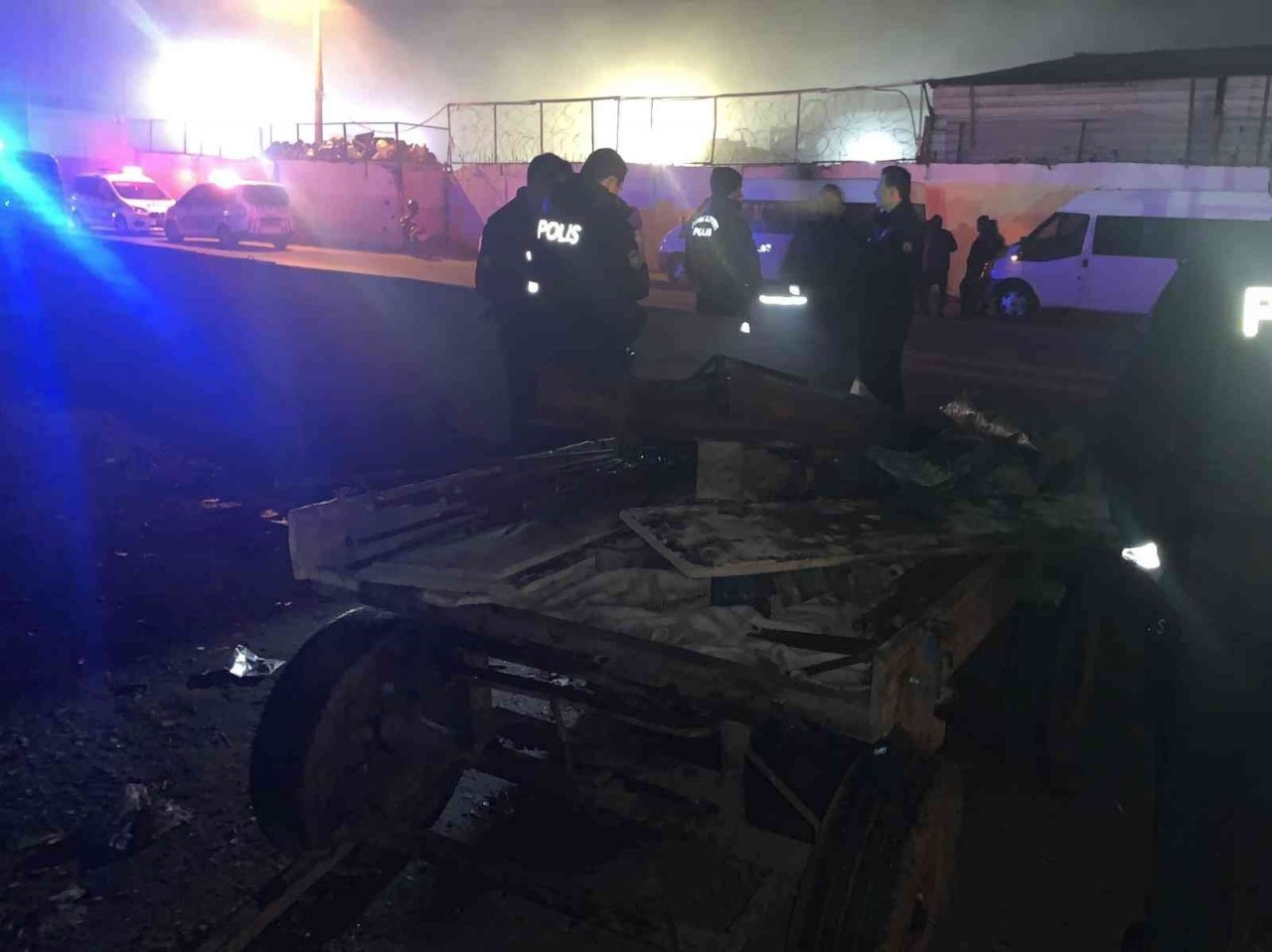 Elektrik direğini çaldılar, polise yakalanacaklarını anlayınca atla kaçtılar