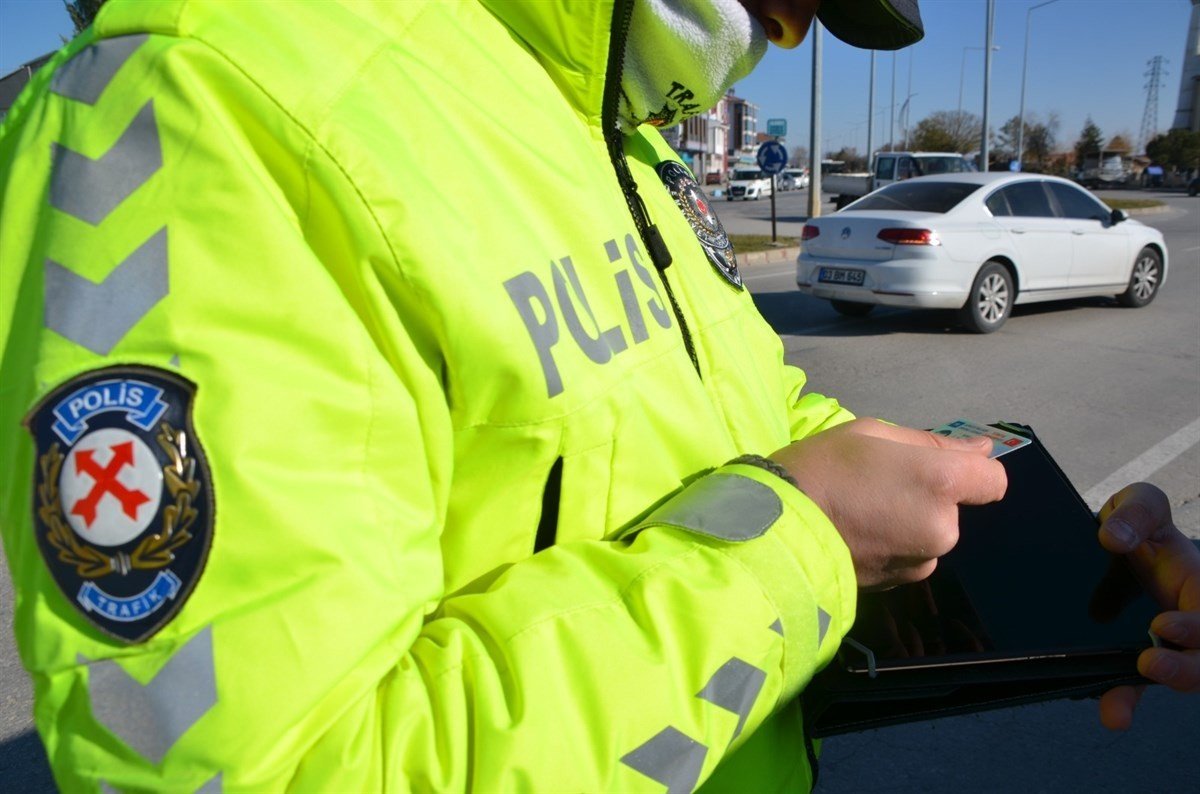 Ülke genelinde mal ve hizmet satmak suretiyle halkı rahatsız eden şahıslara ve dilencilere yönelik uygulama gerçekleştirildi