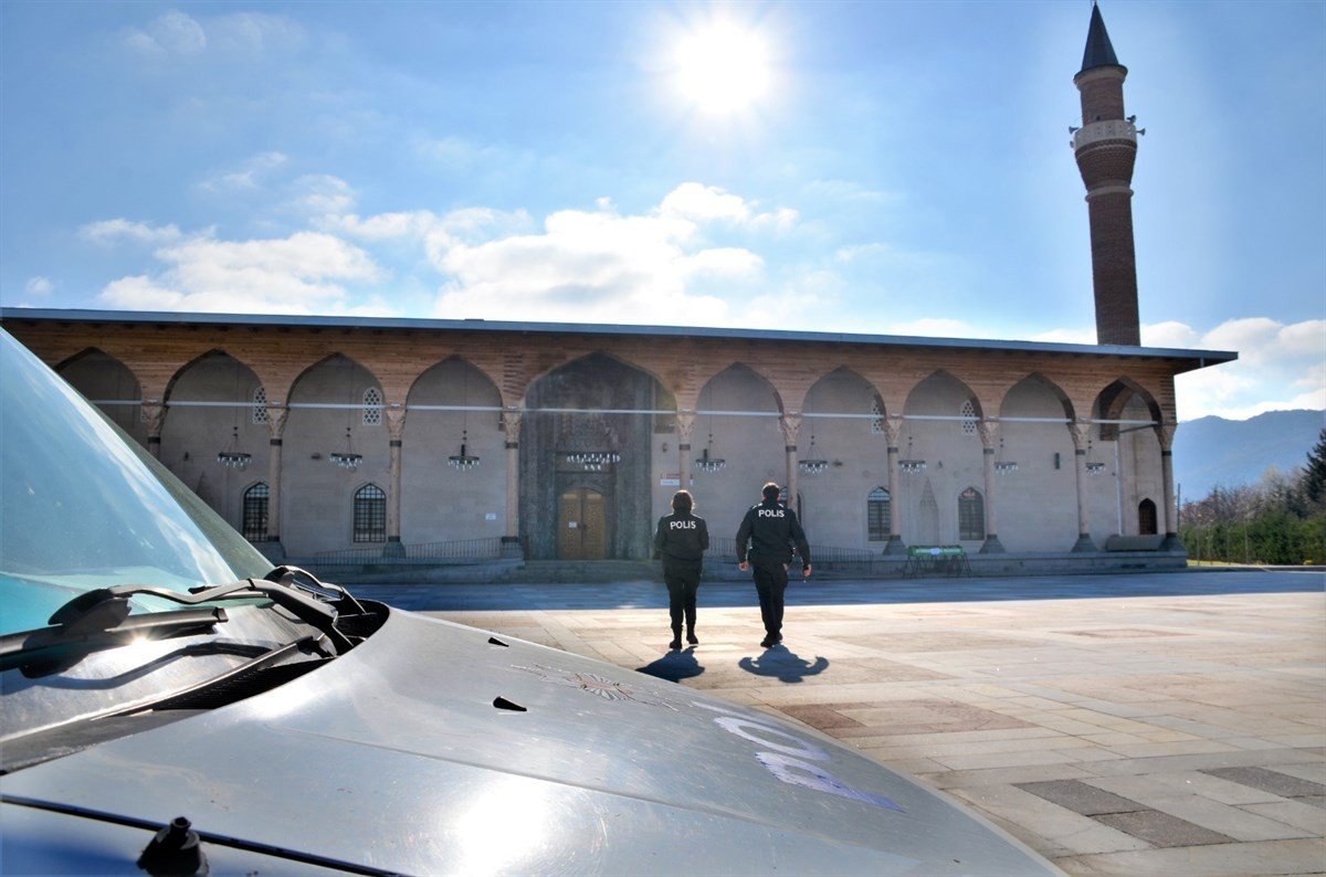 Ülke genelinde mal ve hizmet satmak suretiyle halkı rahatsız eden şahıslara ve dilencilere yönelik uygulama gerçekleştirildi