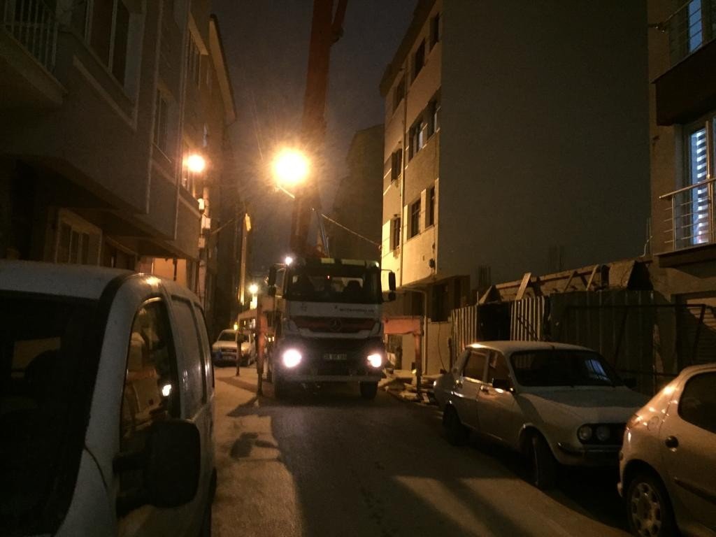 Gece vakti devam eden inşaat çalışması mahalle sakinlerinin huzurunu kaçırdı
