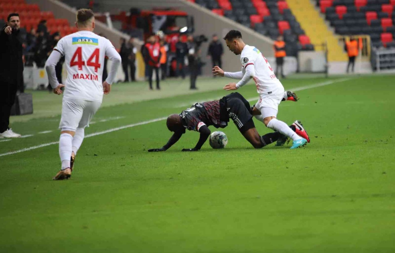 Spor Toto Süper Lig: Gaziantep FK: 0 - Beşiktaş: 0 (İlk yarı)