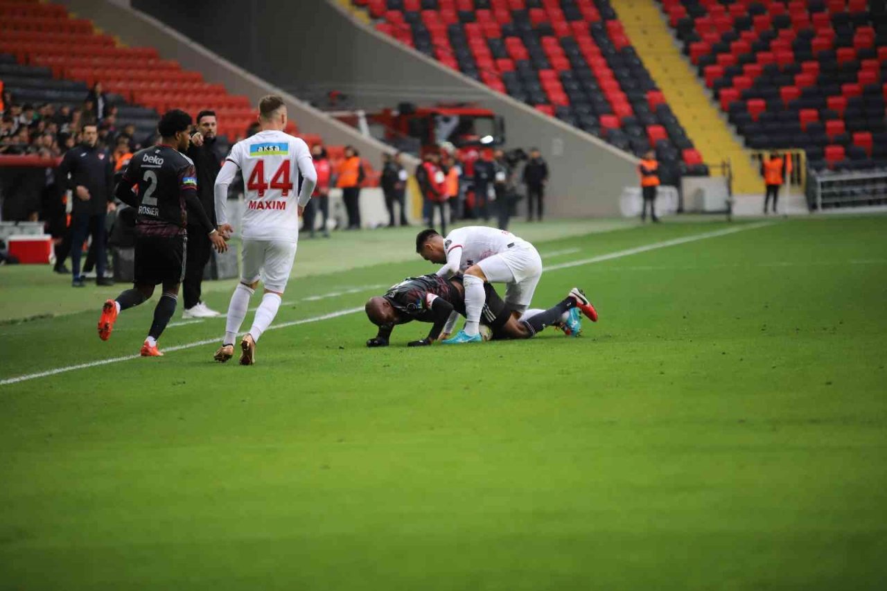 Spor Toto Süper Lig: Gaziantep FK: 0 - Beşiktaş: 0 (İlk yarı)