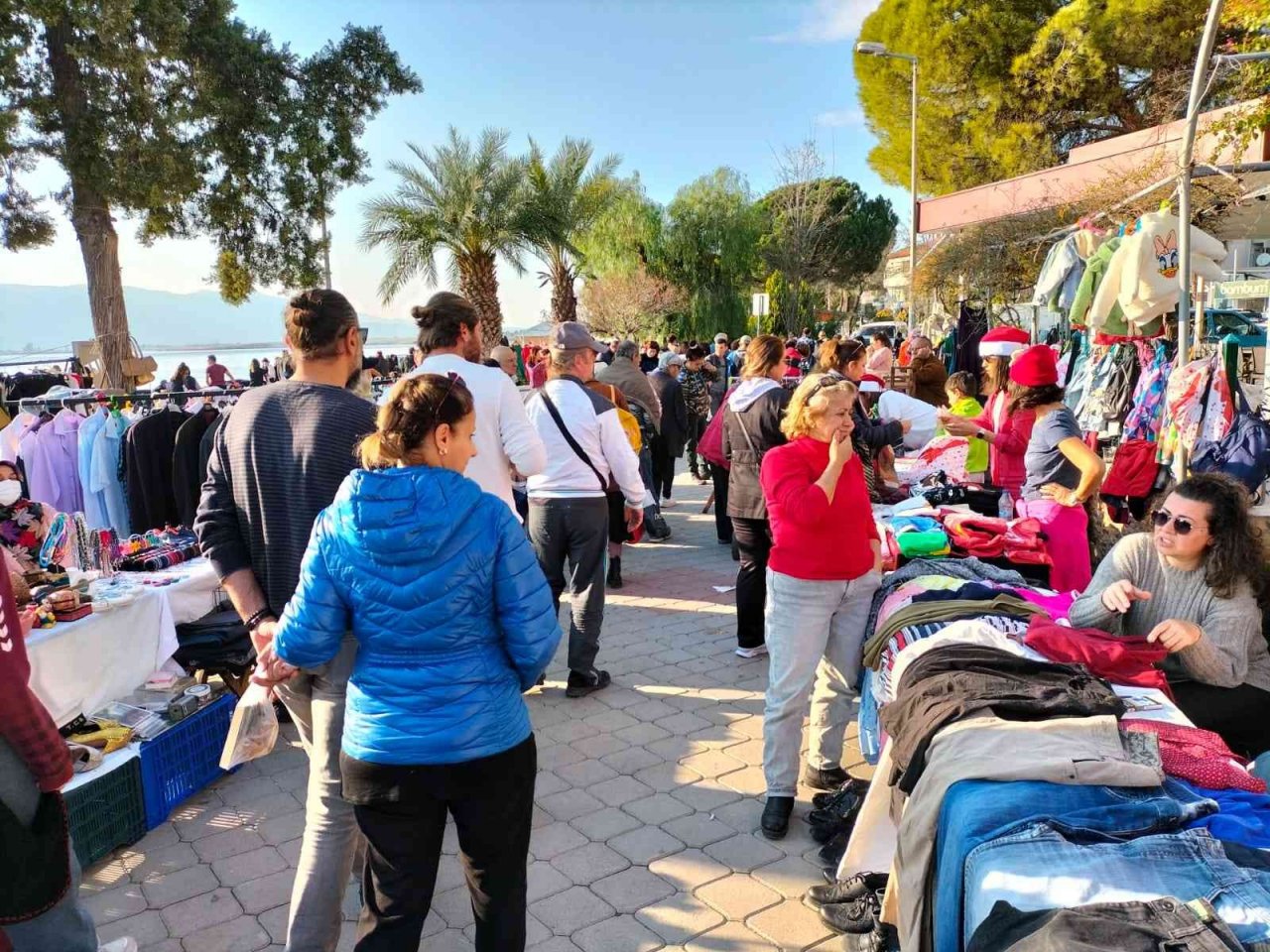 Köyceğiz’de ikinci el pazarına vatandaşlar yoğun ilgi gösterdi