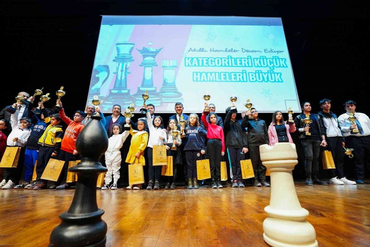 Kurtuluş kupalarında ödül mutluluğu yaşandı