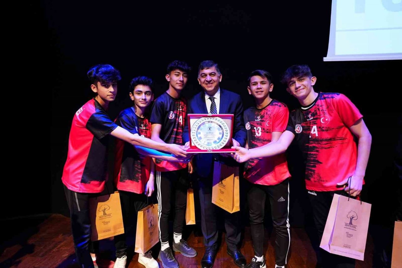 Kurtuluş kupalarında ödül mutluluğu yaşandı