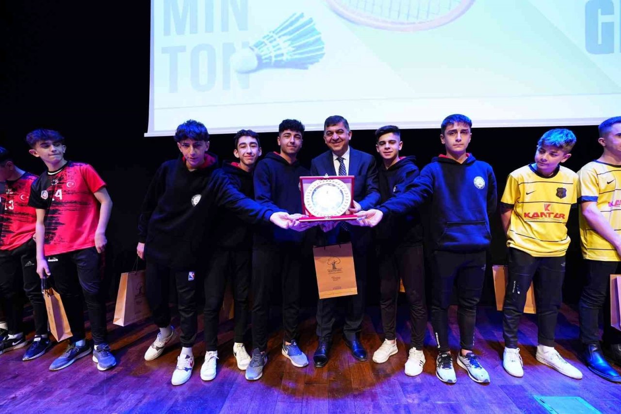 Kurtuluş kupalarında ödül mutluluğu yaşandı