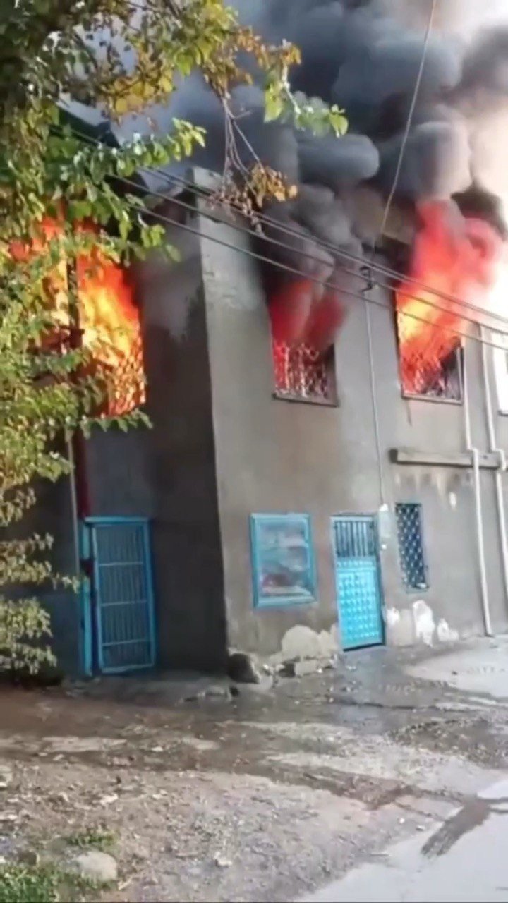 Elektrikli sobadan çıkan yangında 2 katlı ev alevlere teslim oldu