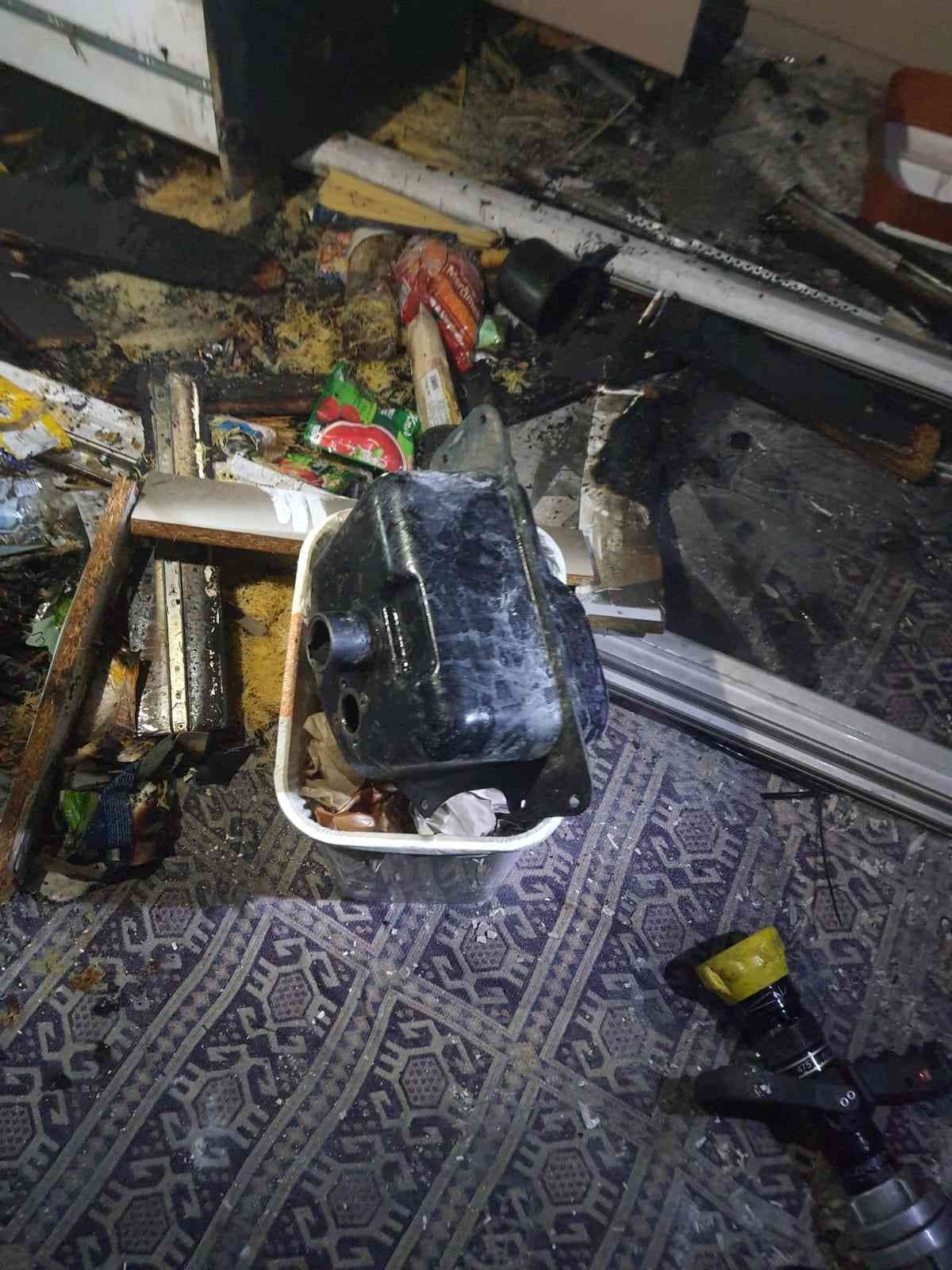 Mobiletin benzin deposunu temizlerken hastanelik oldular