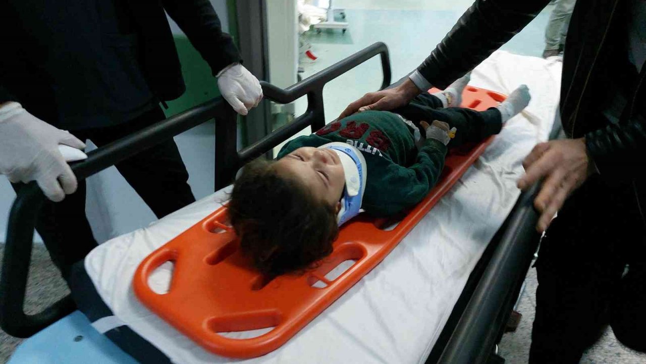 Çocuğunun balkondan düştüğünü gören anne de düşerek hastanelik oldu