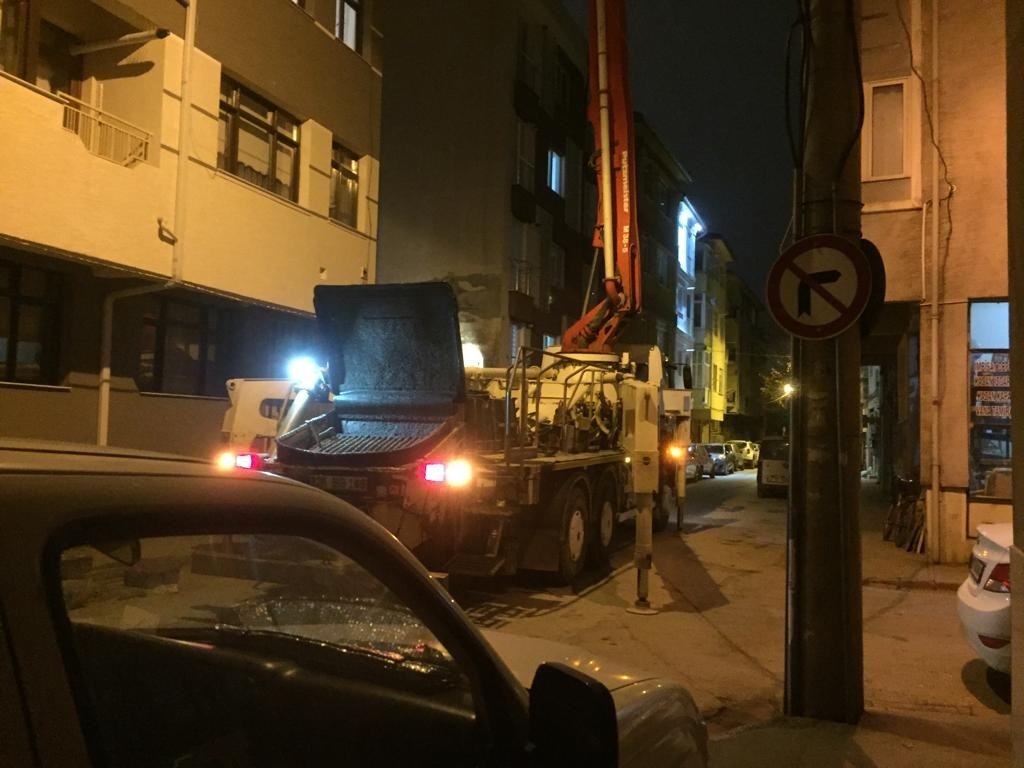 Gece vakti devam eden inşaat çalışması mahalle sakinlerinin huzurunu kaçırdı