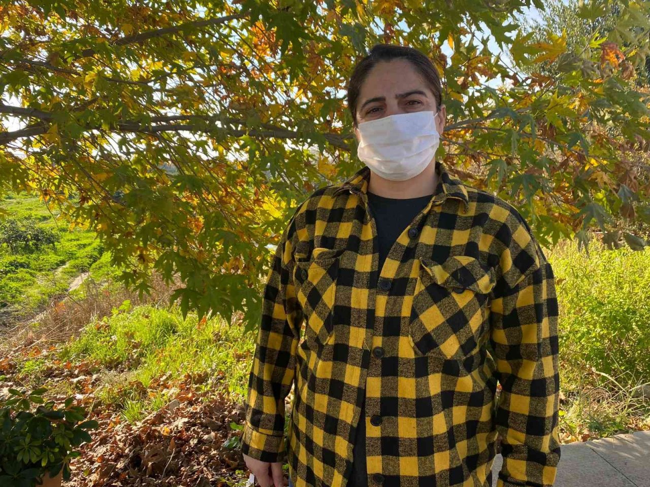 Öfkeli kadın telefonda tartıştığı adamın minibüsünü kaldırım taşlarıyla parçaladı