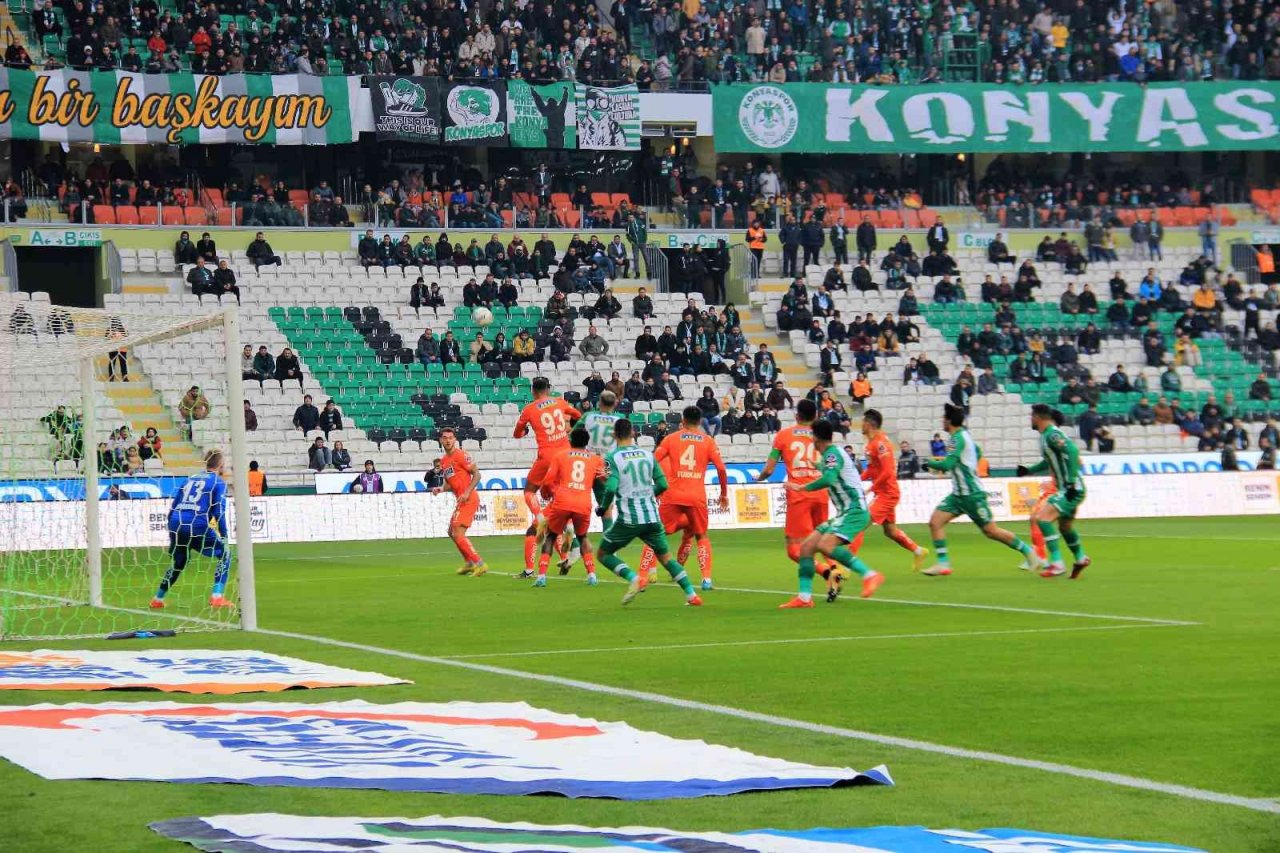 Spor Toto Süper Lig: Konyaspor: 1 - Alanyaspor: 0 (İlk yarı)