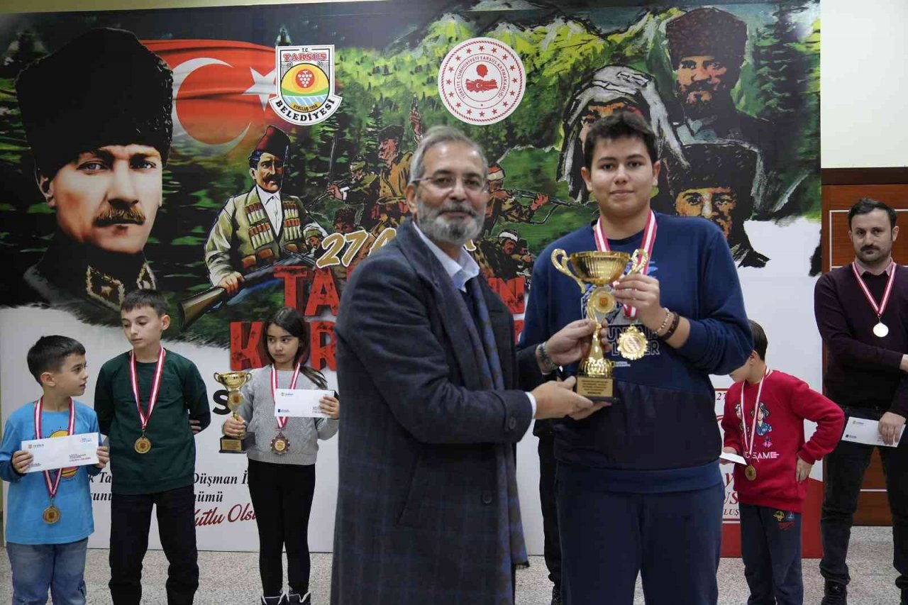Tarsus’ta düzenlenen satranç turnuvasında ödüller sahiplerini buldu