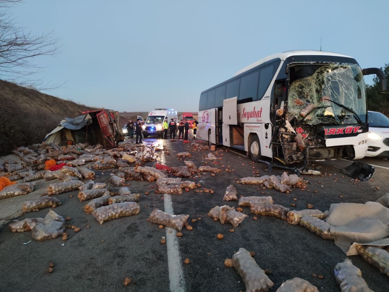 Tekirdağ’da kamyon ile otobüs çarpıştı: Çok sayıda yaralı var