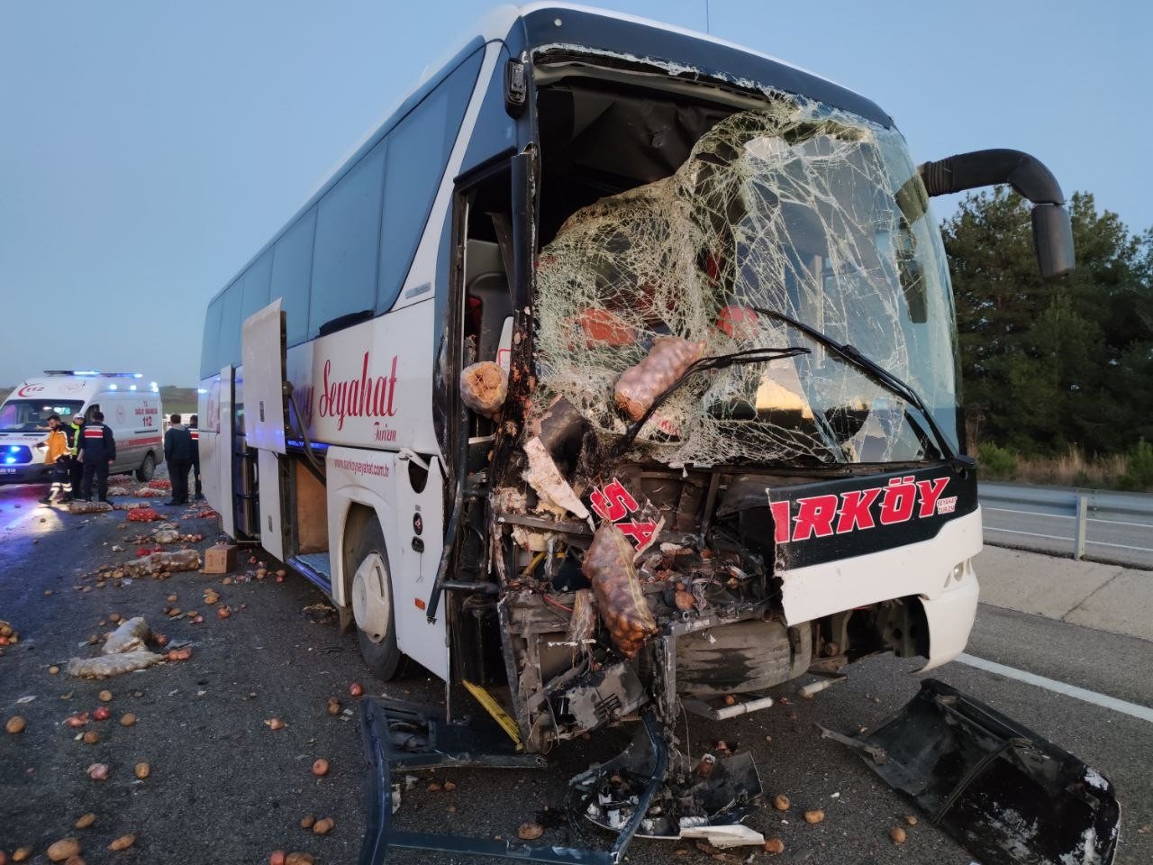 Tekirdağ’da kamyon ile otobüs çarpıştı: Çok sayıda yaralı var