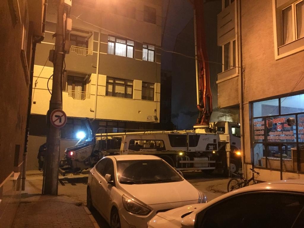 Gece vakti devam eden inşaat çalışması mahalle sakinlerinin huzurunu kaçırdı