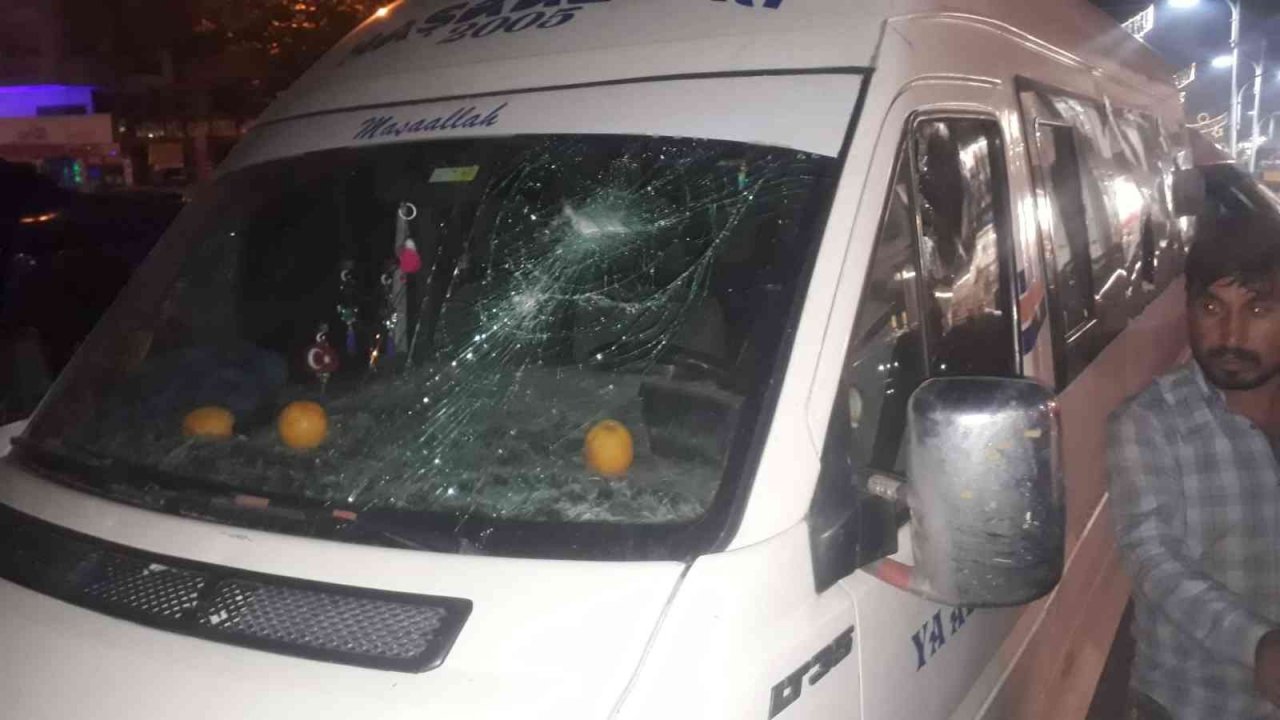 Öfkeli kadın telefonda tartıştığı adamın minibüsünü kaldırım taşlarıyla parçaladı