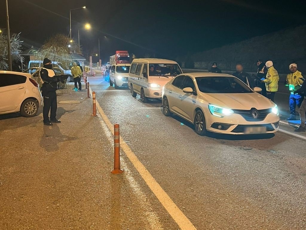 Umuma açık yer denetimi ve yol uygulaması yapıldı