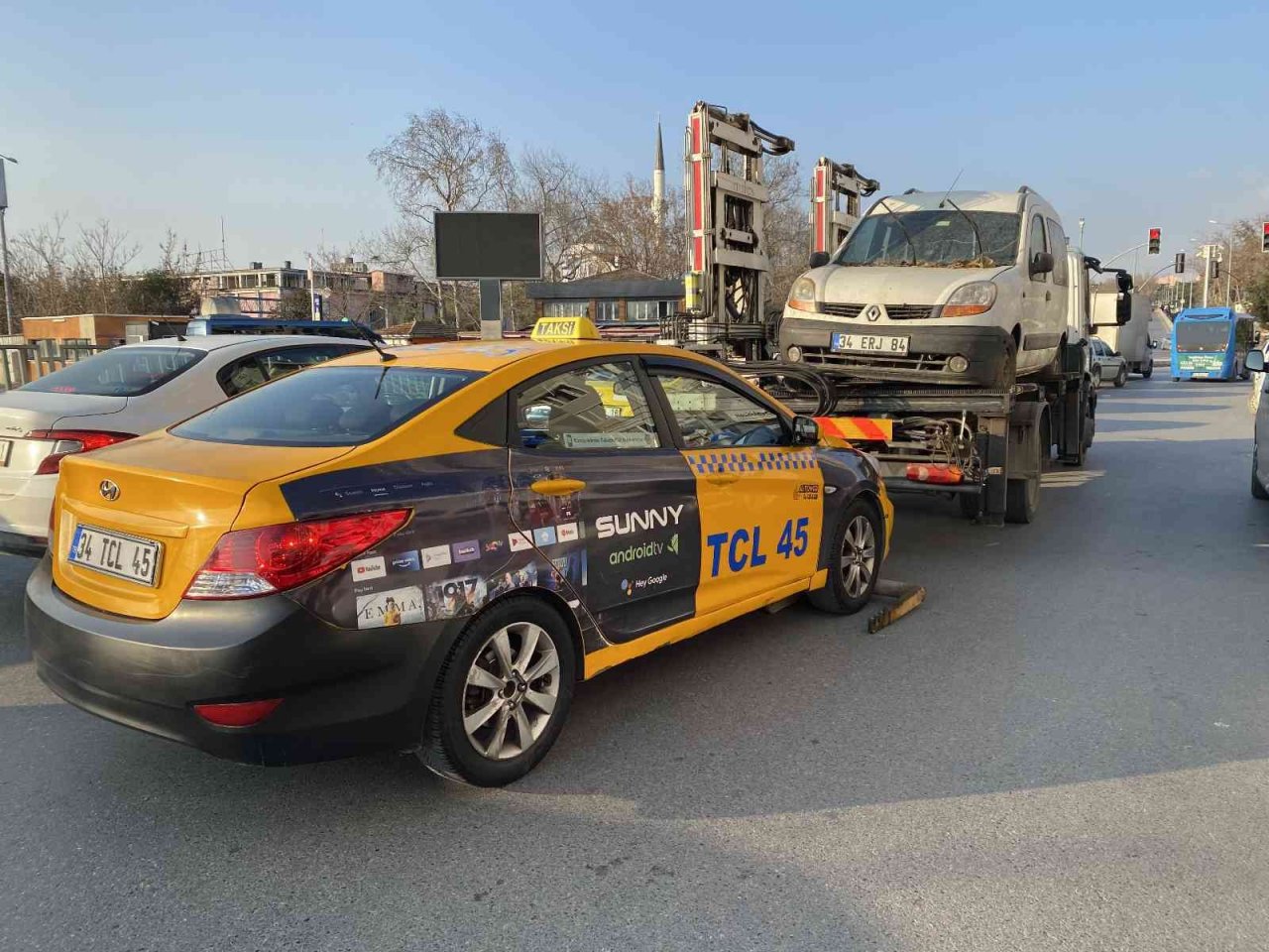 Kadıköy’de çay içerken denetime takılan taksi sürücüsünden ilginç savunma: “Telefon değil ki bu çay”