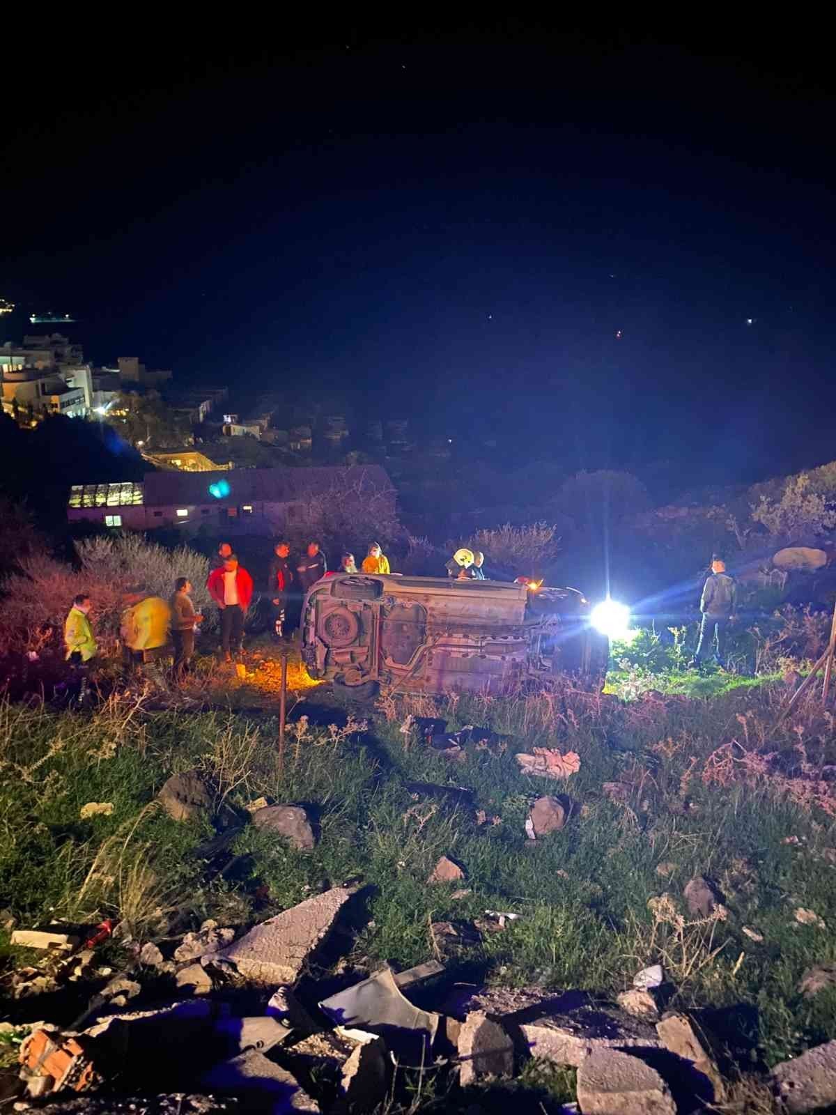 Kontrolden çıkan araç 15 metrelik şarampole yuvarlandı, 2 kişi yaralandı