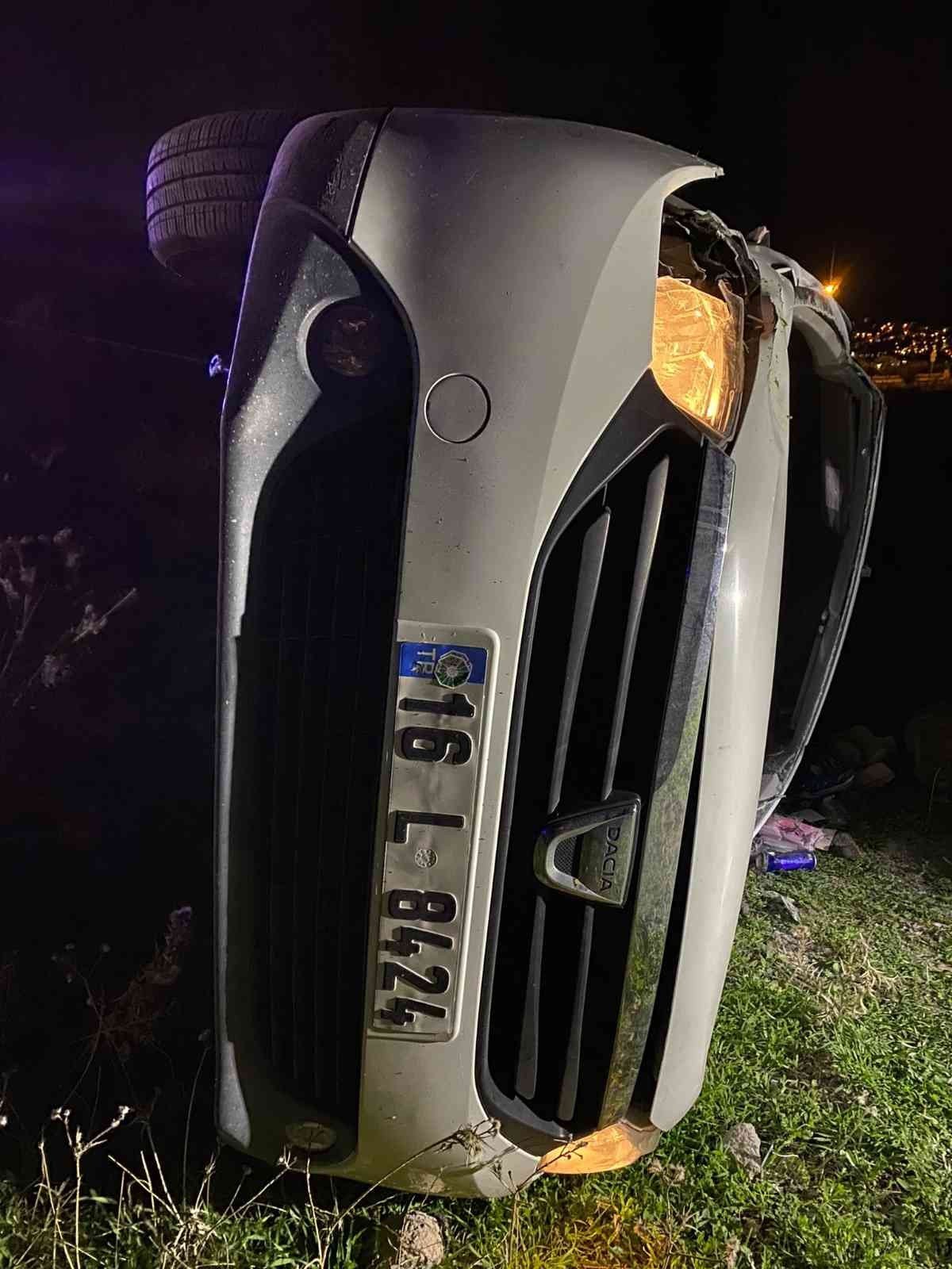 Kontrolden çıkan araç 15 metrelik şarampole yuvarlandı, 2 kişi yaralandı