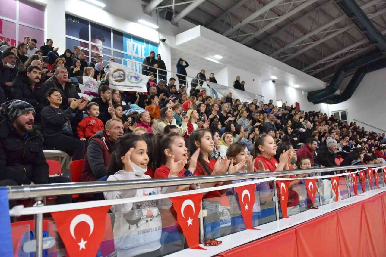 9. haftayı galibiyetle tamamlayan Bizim Kızlar:3, UNİCA Düzce Voleybol: 0