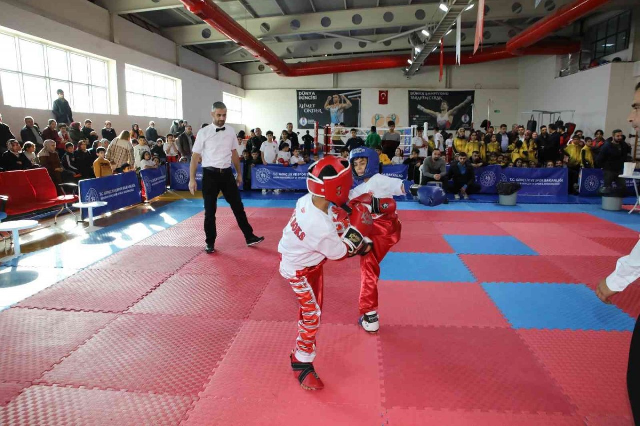 Kick boks şampiyonlarına madalyaları teslim edildi