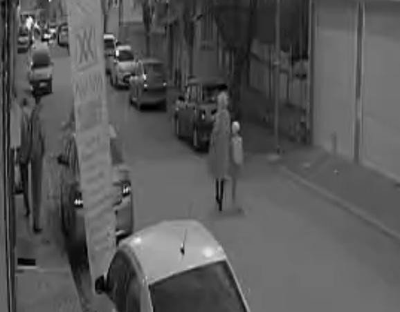 Göz göre göre silahla bacağından vuruldu