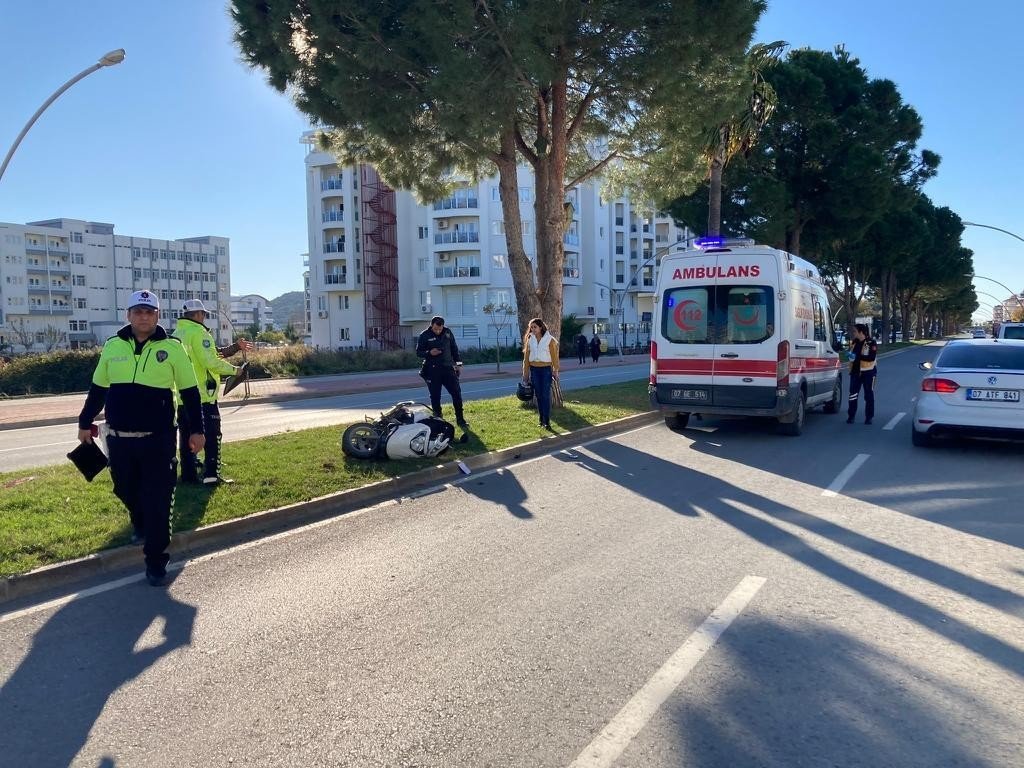 Yaya geçidindeki motosiklete çarpmamak için manevra yapan sürücü kaza yaptı