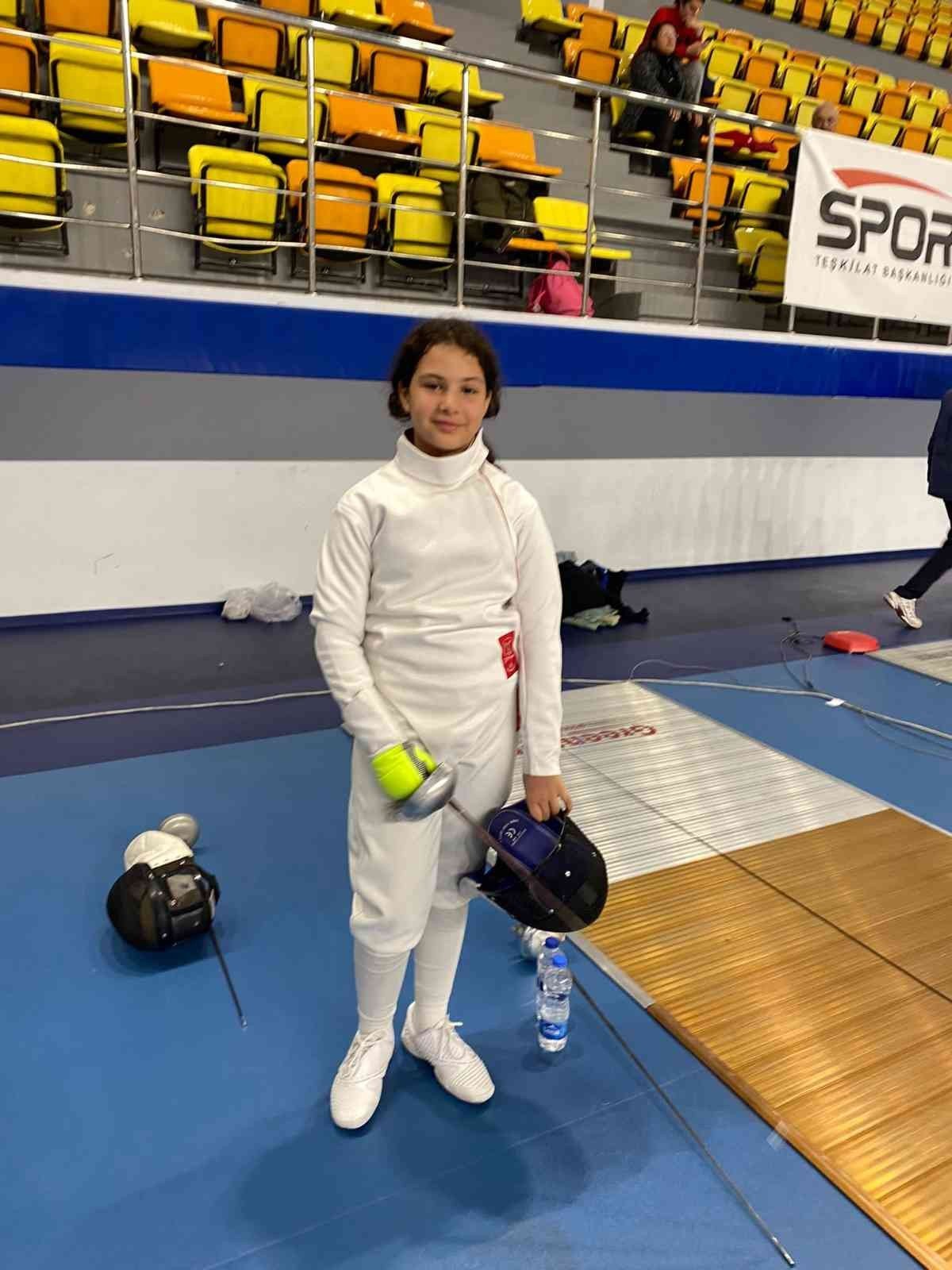 GKV’li Zehra Demirat’tan eskrimde Türkiye derecesi