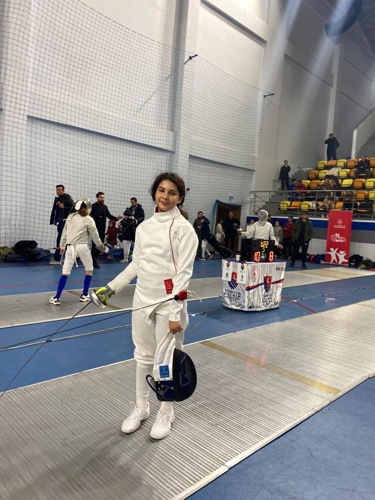 GKV’li Zehra Demirat’tan eskrimde Türkiye derecesi