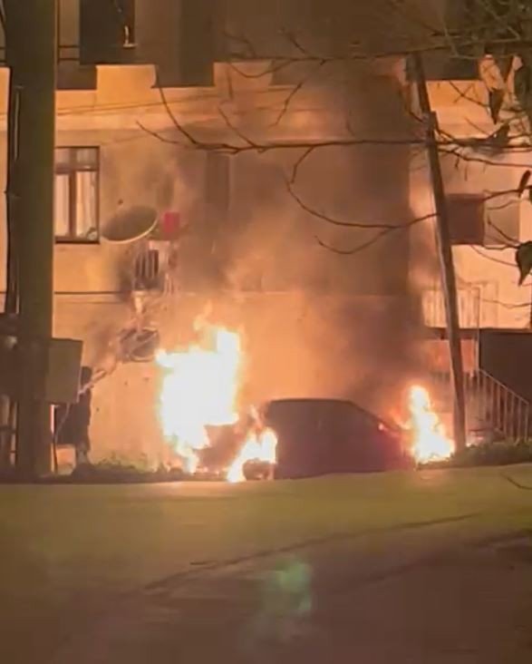 Park halindeki otomobil, ön ve arka kısımlarından aynı anda alev aldı