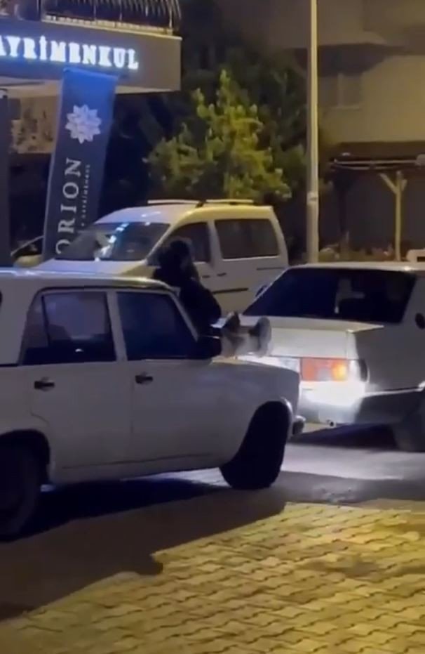 İki otomobilin arasına uzanıp, arızalanan aracı ayaklarıyla itti