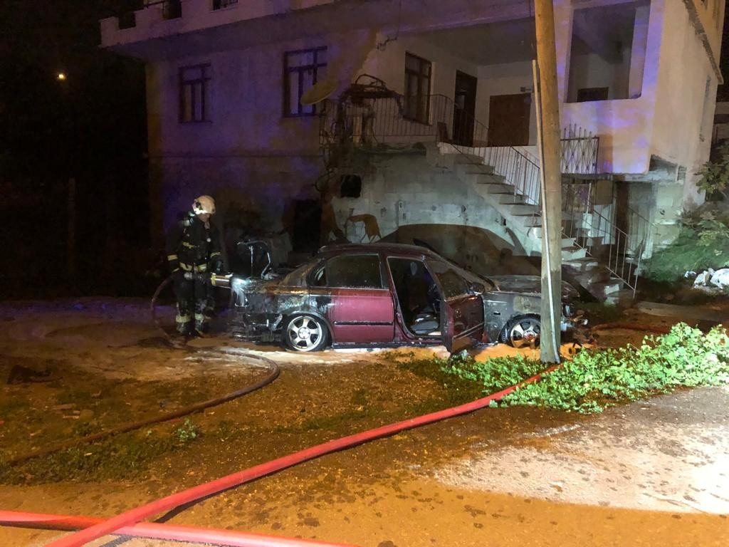 Park halindeki otomobil, ön ve arka kısımlarından aynı anda alev aldı