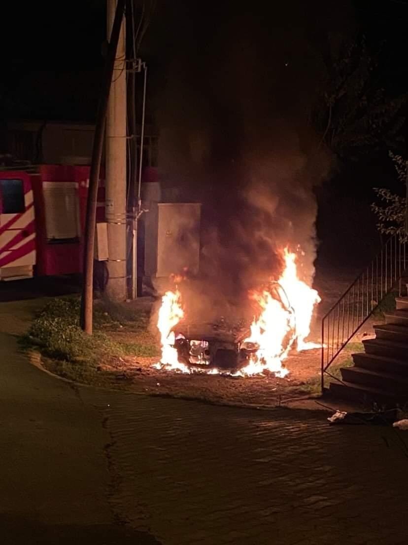 Park halindeki otomobil, ön ve arka kısımlarından aynı anda alev aldı