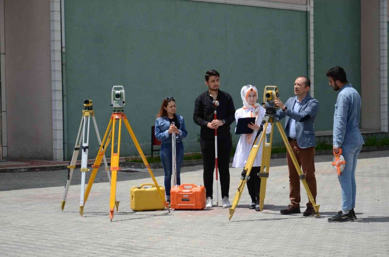 Başarılarıyla öne çıkan BARÜ’lü mezunlar iş başı yapıyor